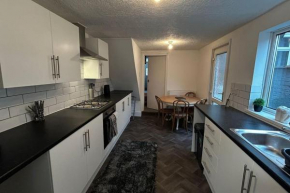 4bed House - Contractors Welcome - Free Parking